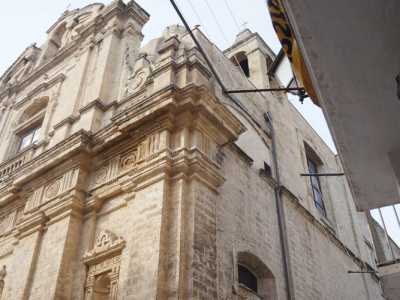 Sulla destra fa anche capolino un piccolo campanile ad altana concluso da una piramide cuspidata 